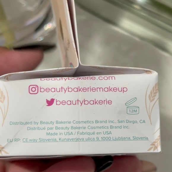 Flour Setting Powder
Beauty Bakerie/ Color: Oat Flour (Translucent) - Picture 4 of 8